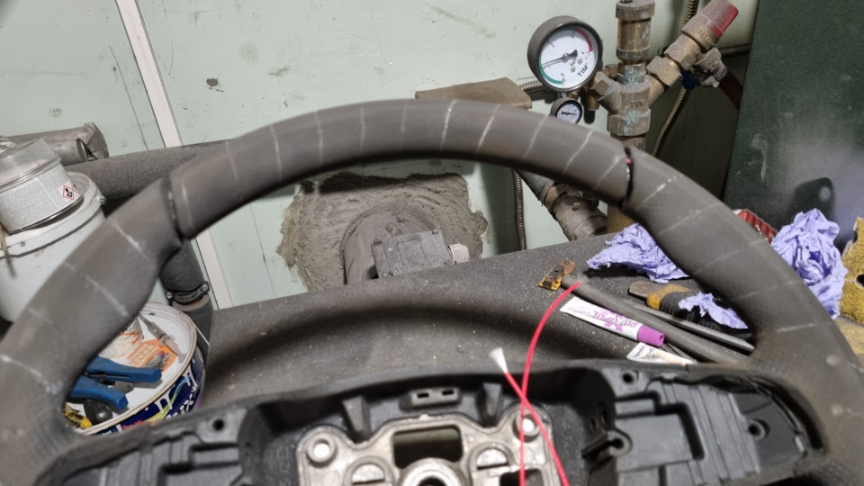 Руль прорезан канцелярским ножём и в паз намотан провод. Затем заклеен суперклеем и зашкурен — ИЖ 2126