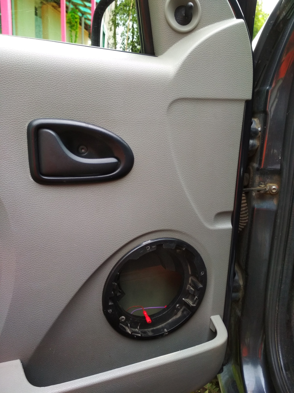 Корзина в двери — Renault Logan (1G)