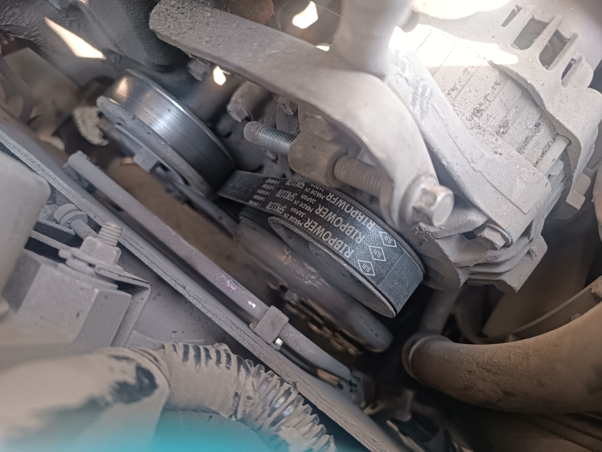 Как поменять ремень генератора хонда фит 1 Замена приводного ремня - Honda Fit (1G), 1,3 л, 2002 года расходники DRIVE2