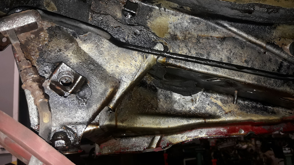 Отработавший сутки преобразователь. Чёрный продукт его работы почти полностью смывается, оставляя чистый металл. — Toyota Auris (1G)