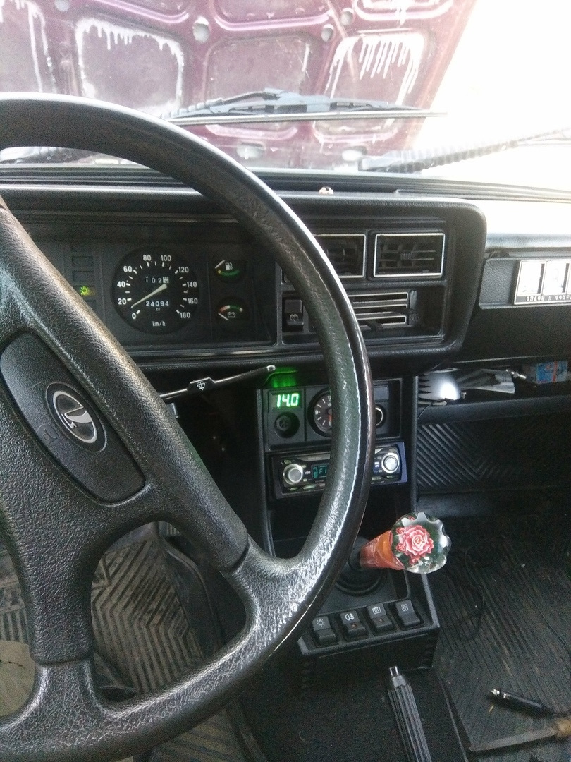 розочка на кпп и электронный вольтметр в жигули — Lada 21047, 9,9 л ...