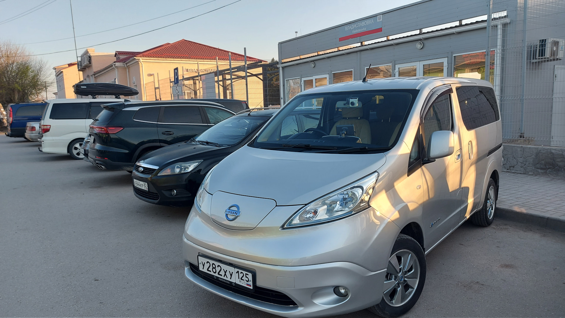 Такси, Крым, трансфер с ж/д вокзала Владиславовка. — Nissan e-NV200, 2014  года | помощь на дороге | DRIVE2