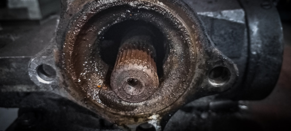 Чтобы заменить подшипник, пришлось разобрать ось. — Mitsubishi Pajero (1G)