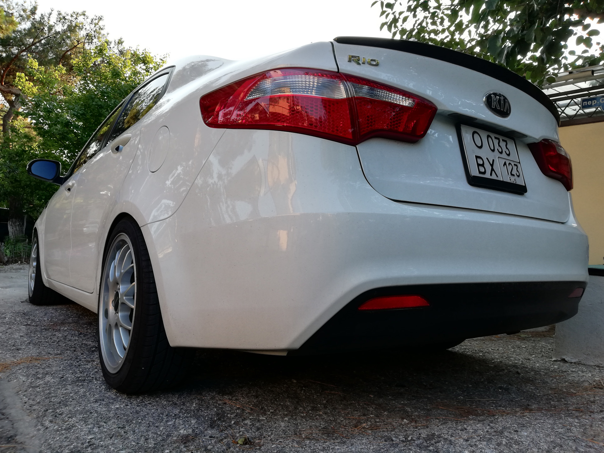 подсветка номера киа рио х лайн. квадратный номер на рио. киа рио номер москва. киа рио 4 без номеров. подсветка номера рио 4.