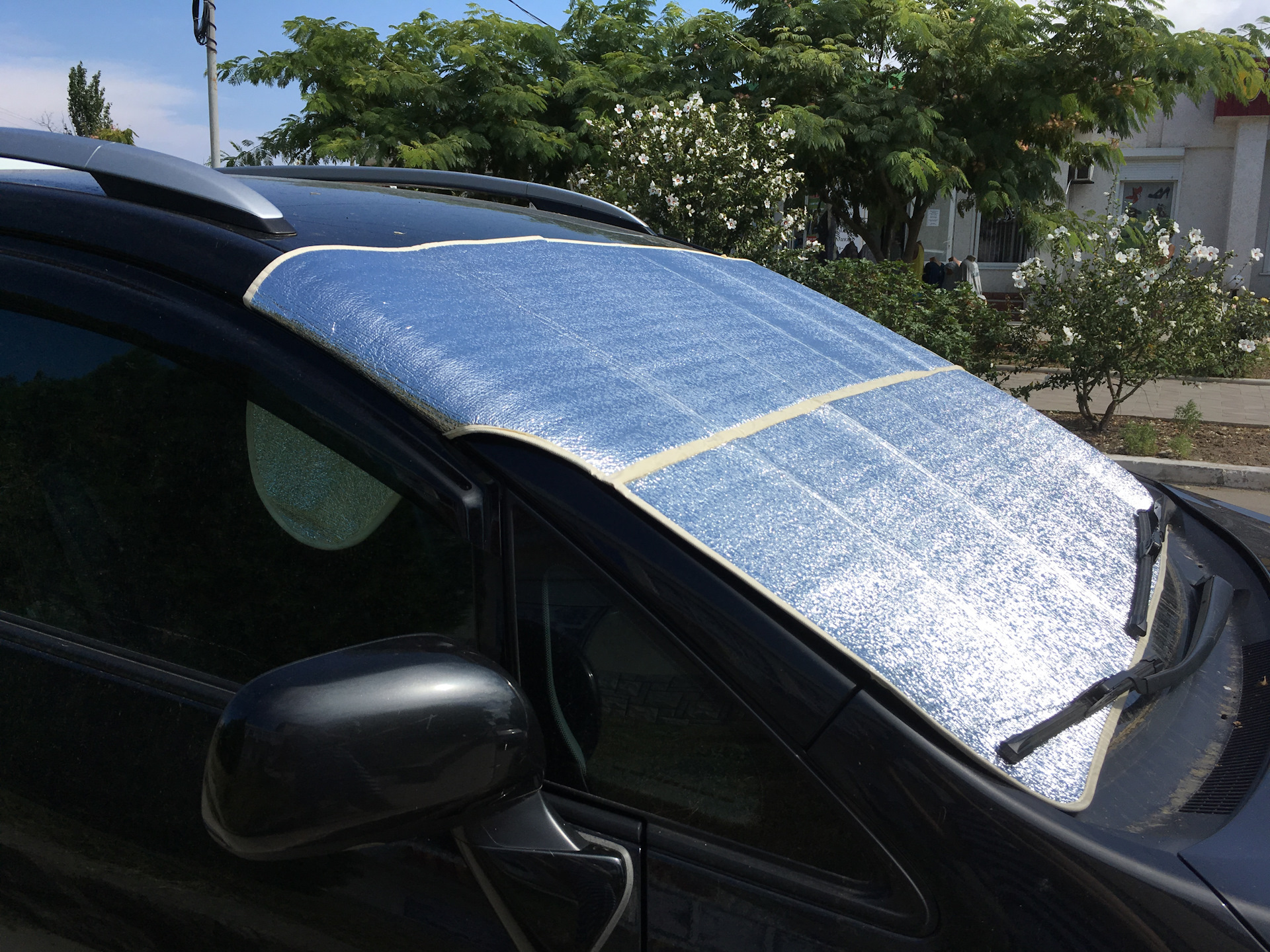 Солнцезащитные экраны на стекла. Солнцезащитный экран лобового стекла Volvo xc90. Солнцезащитный экран на лобовое стекло Toyota. Защита от солнца на лобовое стекло Тойота версо. Экран от солнца на лобовое стекло Тойота версо.