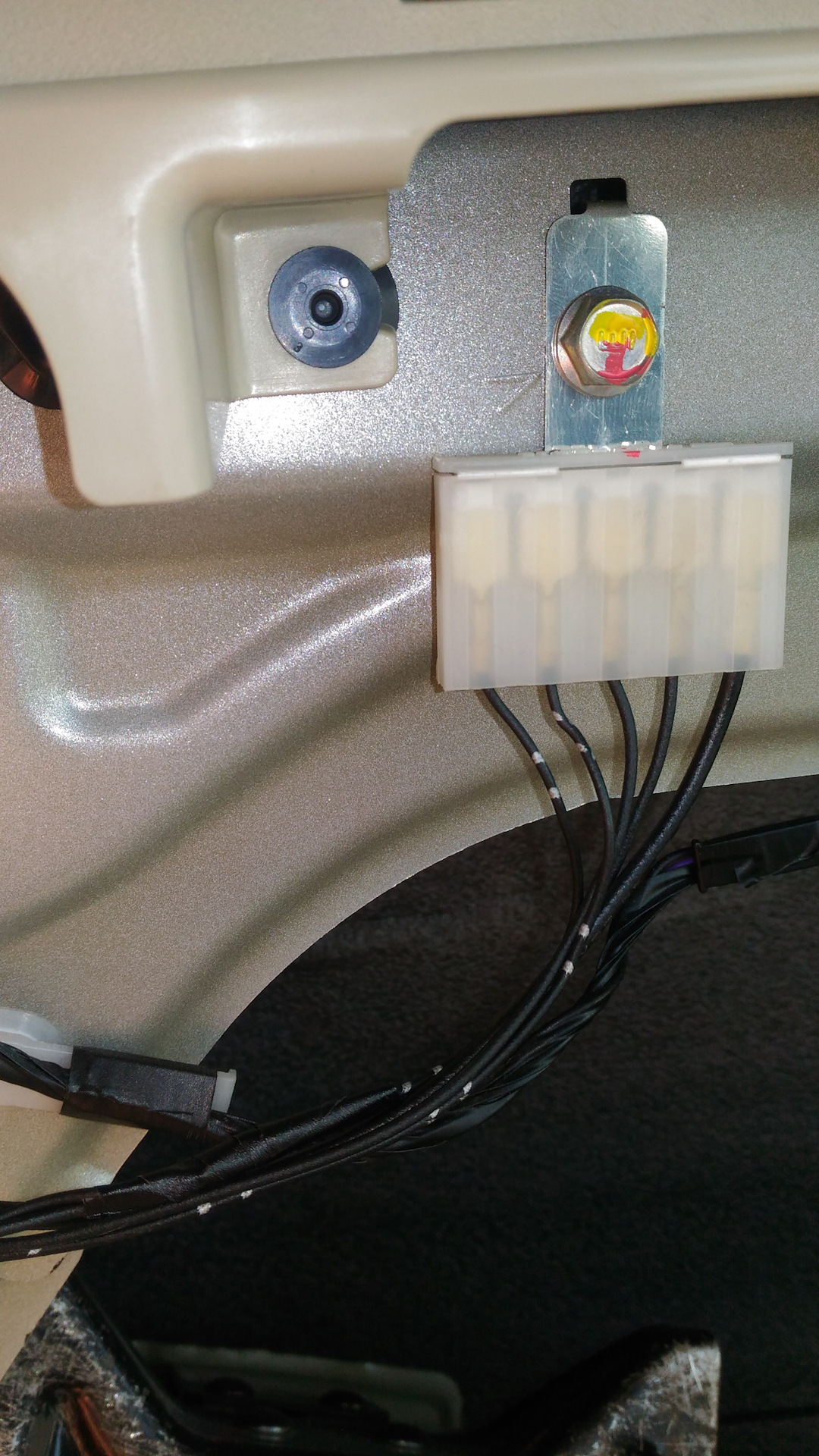 Розетка в багажник. — Mitsubishi Outlander (3G), 2,4 л, 2014 года ...