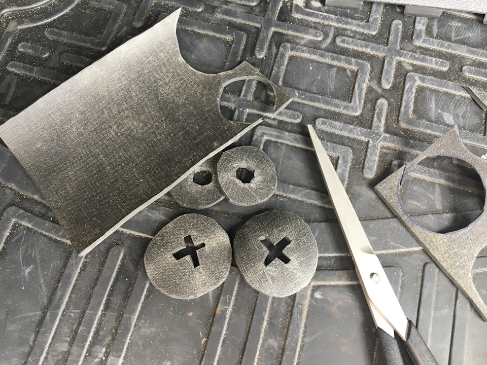 Из резины вырезаем свои. Аккуратность не сильно важна, их все равно не видно) — Lada XRAY