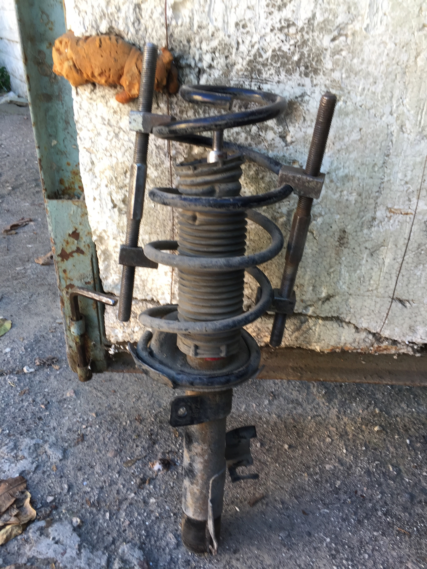 Пробивает амортизатор. Погнутая стойка. Тойота пробокс амортизатор передний. Пробивает амортизатор. Пробитые стойки в машине.