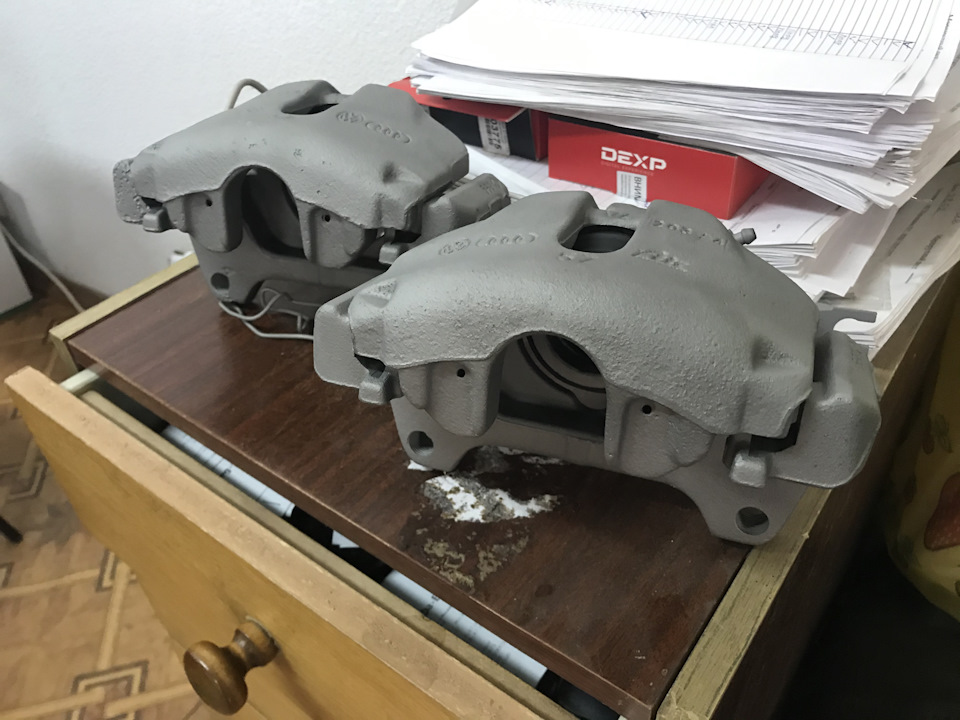 детали после пескоструя. суппорт после пескоструя. скоба суппорта фольксваген гольф 6. пескоструйка и покраска суппортов. трубка тормозного суппорта ауди 80.