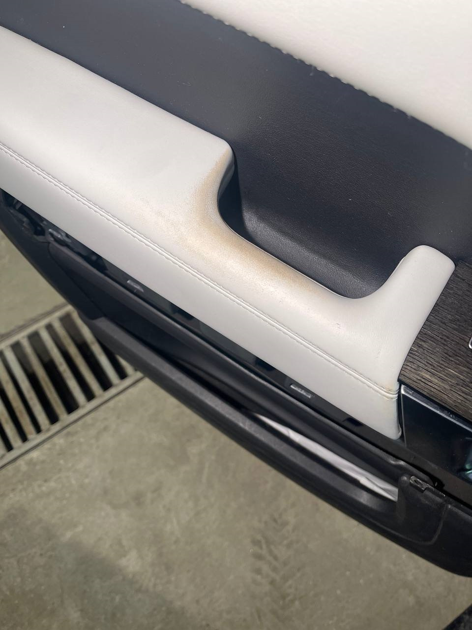 Реставрация кожи подлокотника Range Rover и руля Hyundai Equus ...