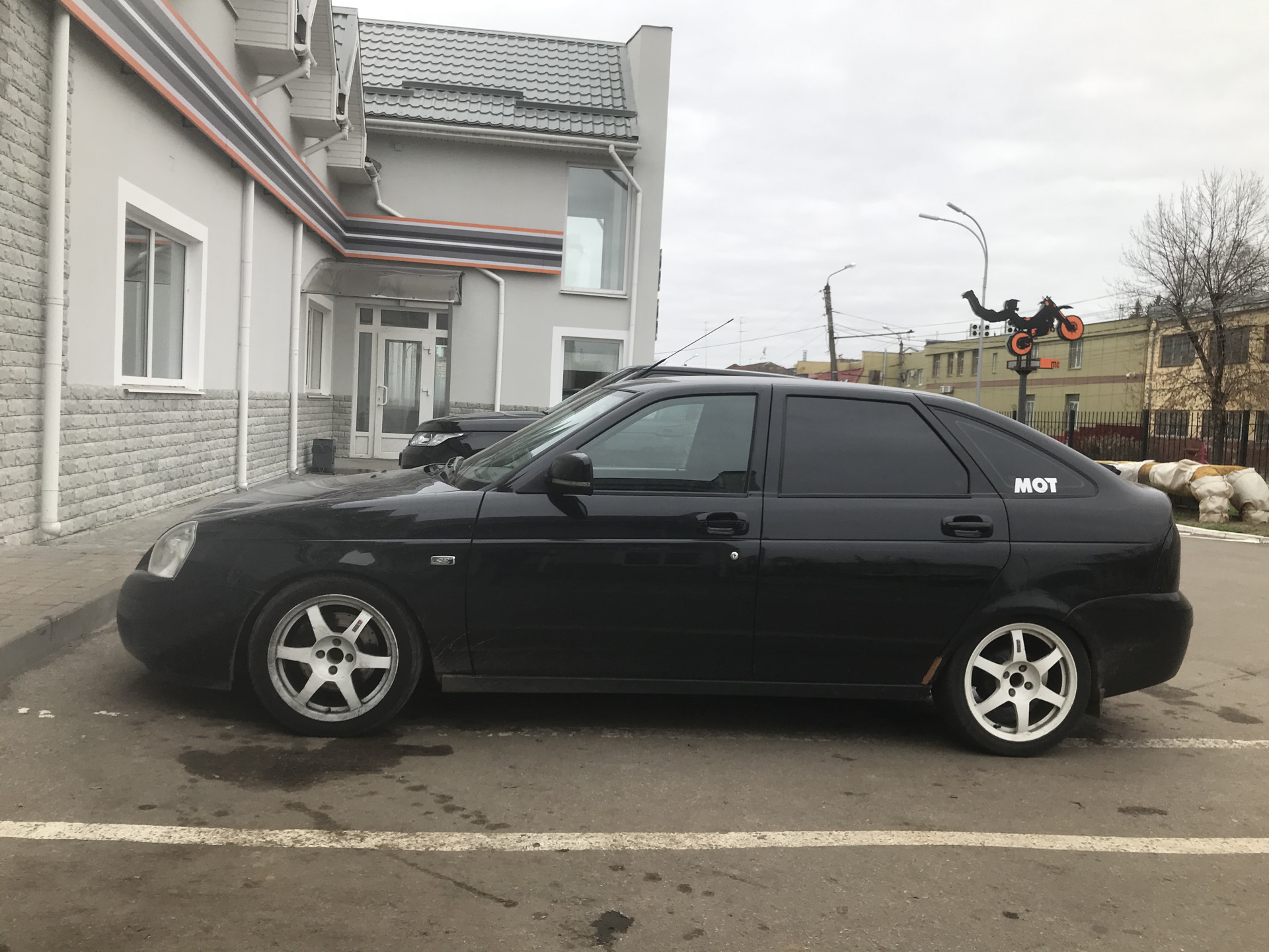 Опрос . Как думаете поднять зад чуть или так оставить ? — Lada Приора  хэтчбек, 1,6 л, 2011 года | тюнинг | DRIVE2