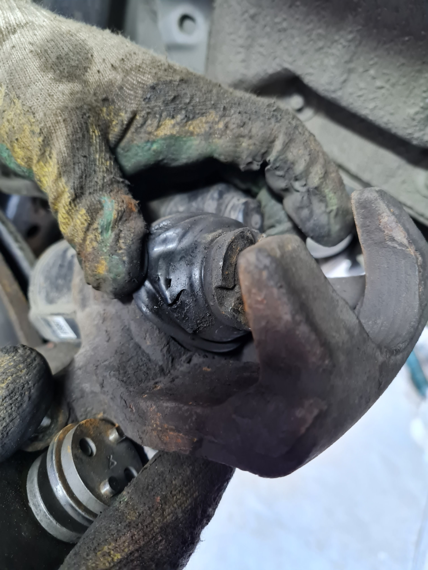 Порван пыльник на поршне в задних тормозах — Ford S-Max (1G), 2 л, 2013 ...