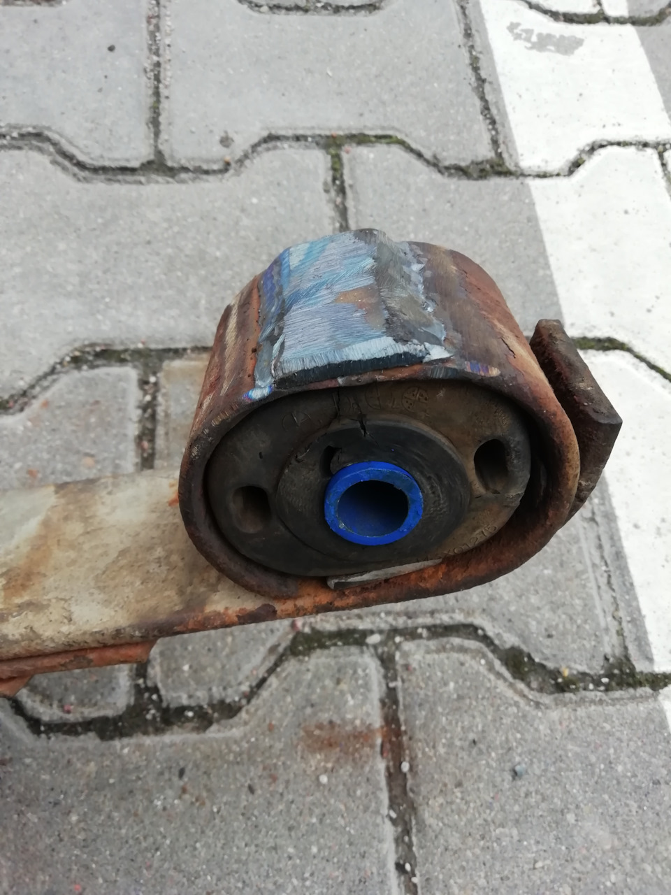 заваренное ухо — Mitsubishi Delica (P35W)