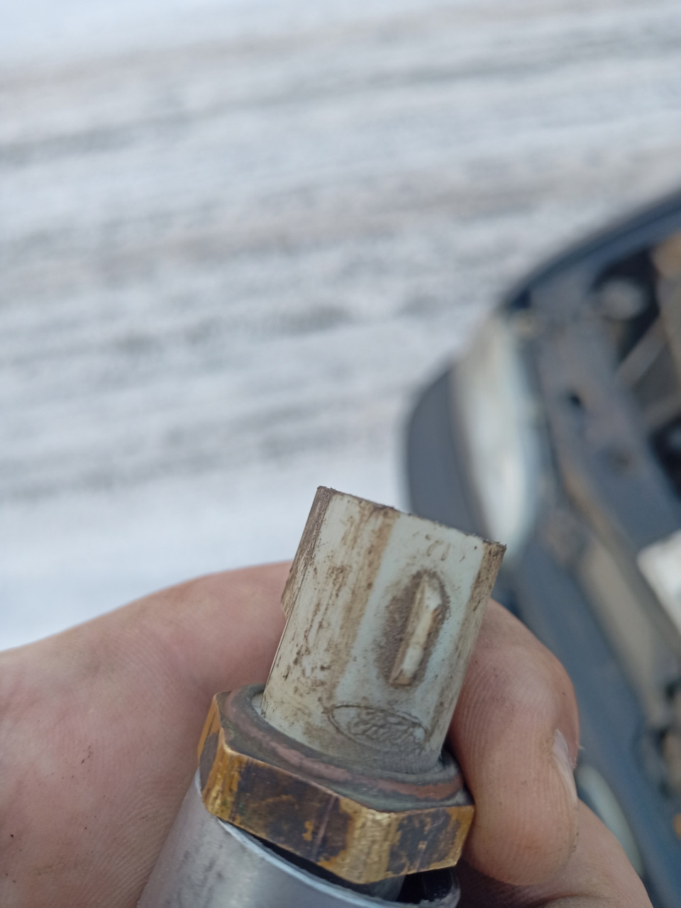 логотип с другой стороны — Ford Mondeo I