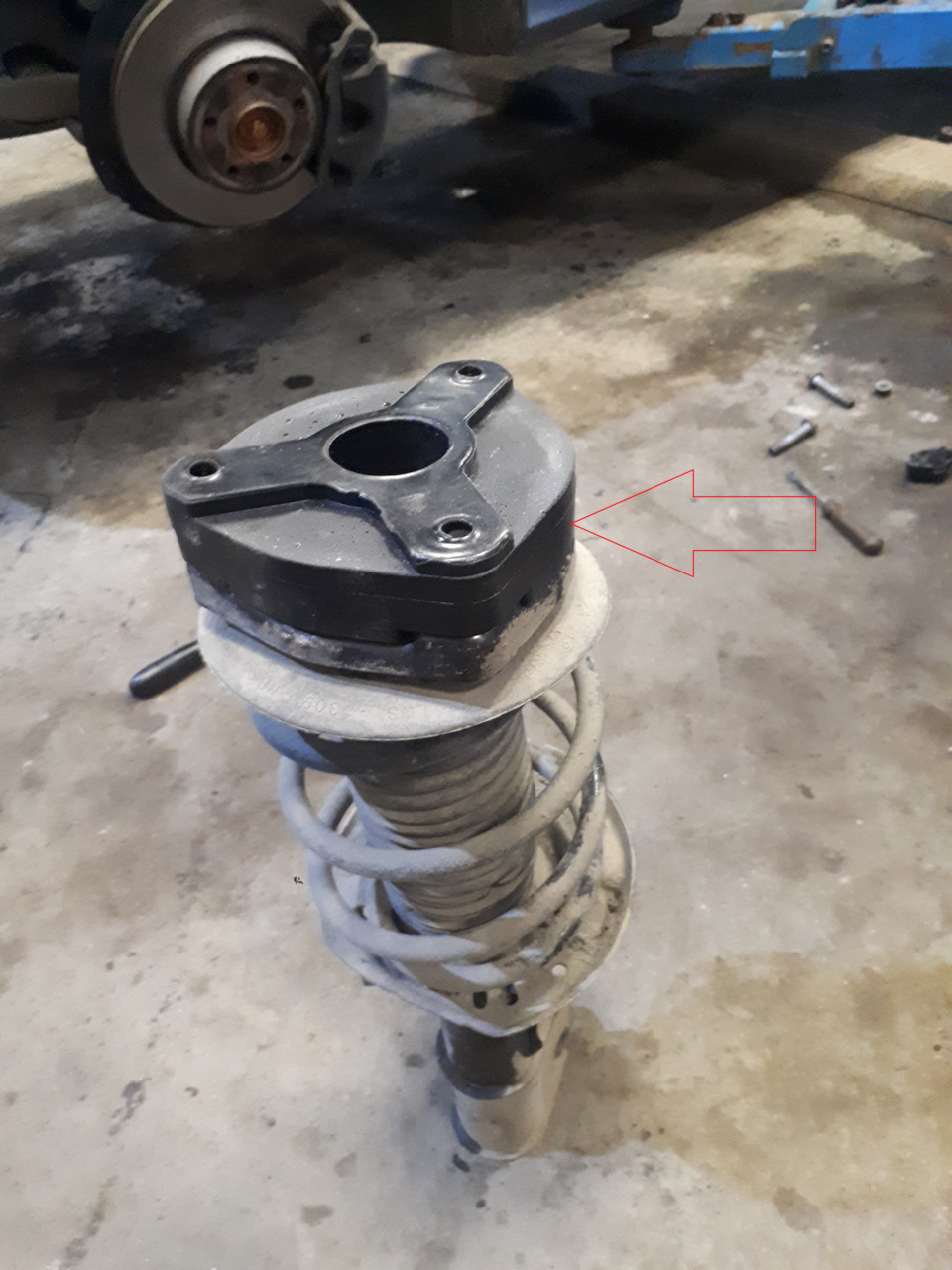 Krok 8: Przód: montaż wydłużonych szpilek z zestawu. — Mercedes W204