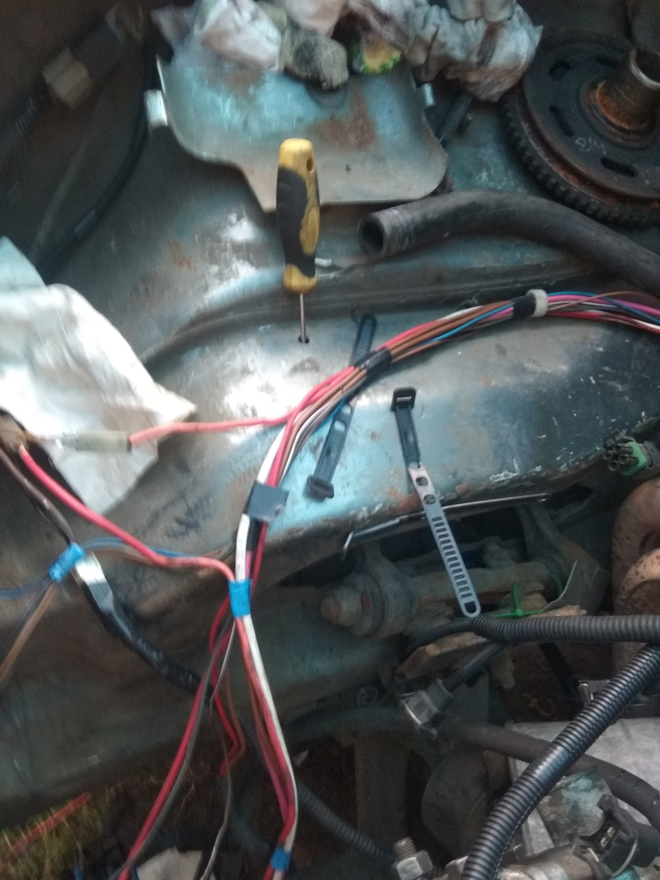 Овертка в отверстии полости — Lada 2120 Надежда