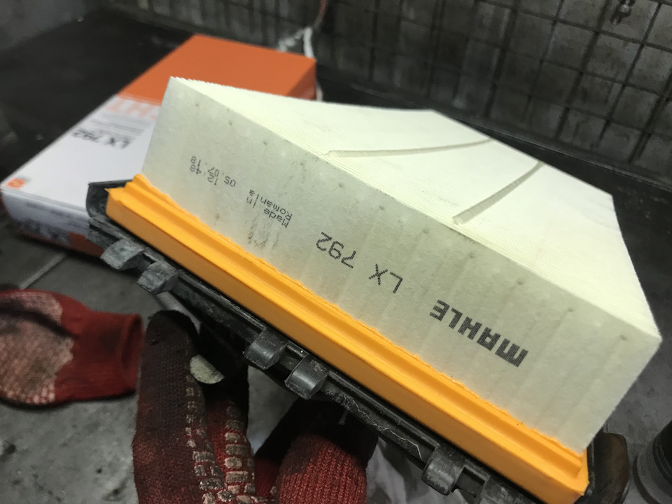 Замена воздушного фильтра, поиск неисправностей — Volkswagen Touareg ...