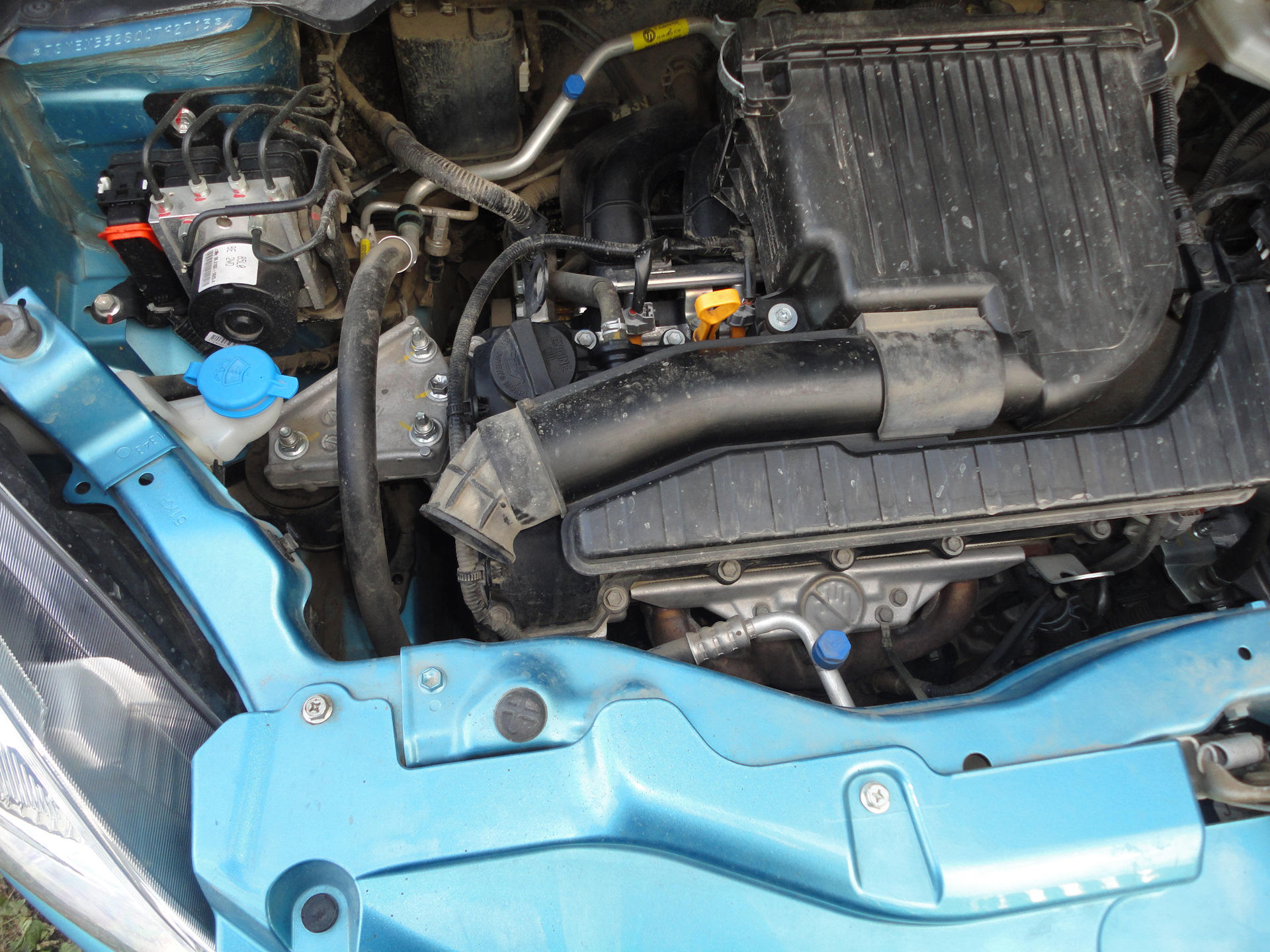 Как самому поменять воздушный фильтр в машине - YouTube