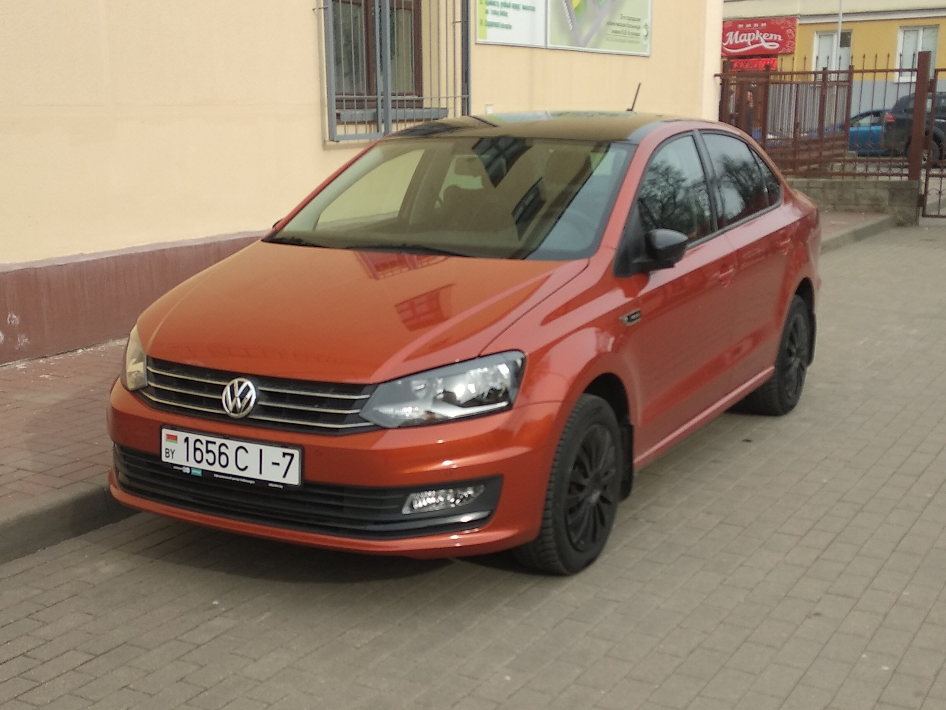 VW Polo sedan красный