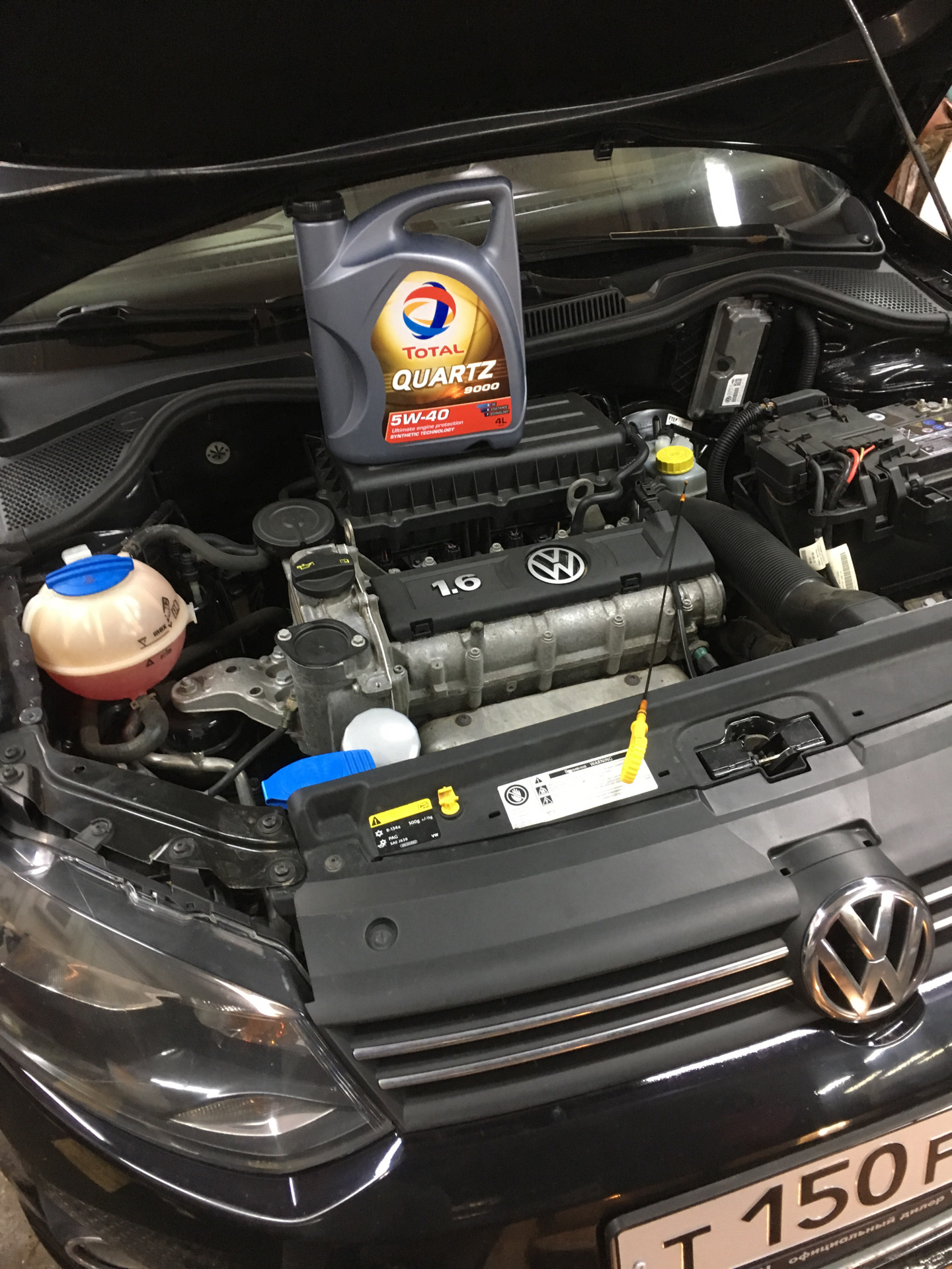 Volkswagen polo замена масла. Двигатель Фольксваген поло седан 1.6. Замена масла на Фольксваген поло 1.6. Фольксваген поло двигатель 1.6 105. Масло моторное для Фольксваген поло седан 1.6.