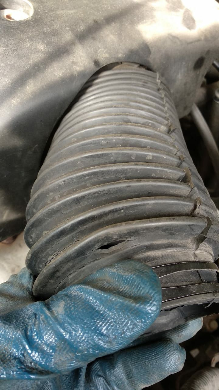 Примерно две таких и в целом гофра в трещинах — KIA Sportage (1G)