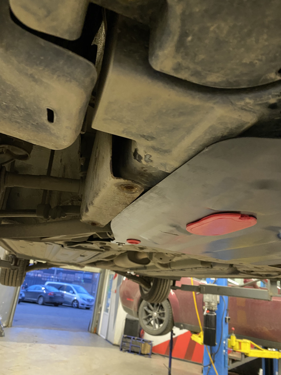 Замена защиты картера и обслуживание задних тормозов — KIA Ceed (2G), 1 ...