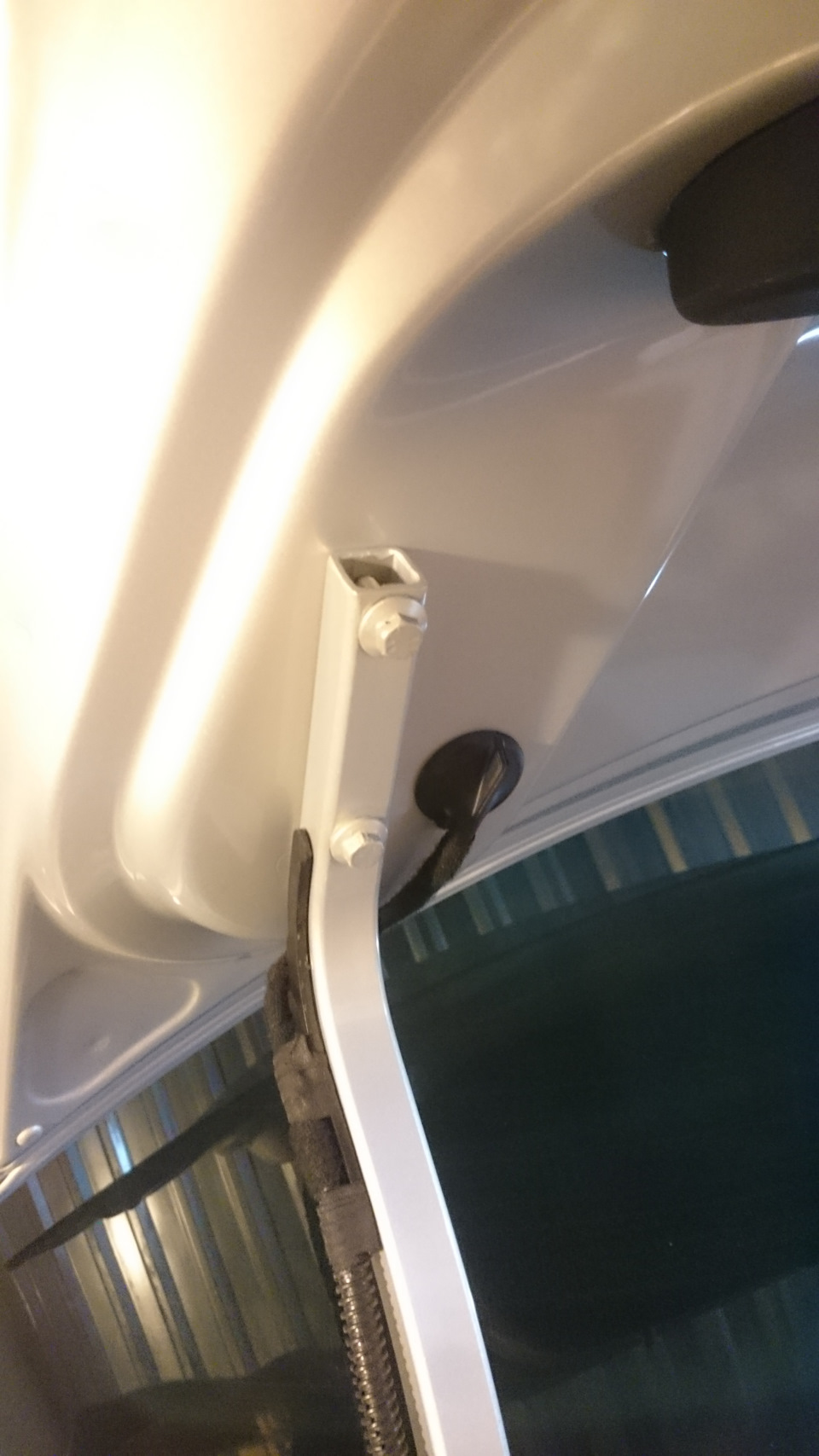 Правка вмятин_Заглушки в петли багажника — Volkswagen Polo Sedan, 1,6 л ...