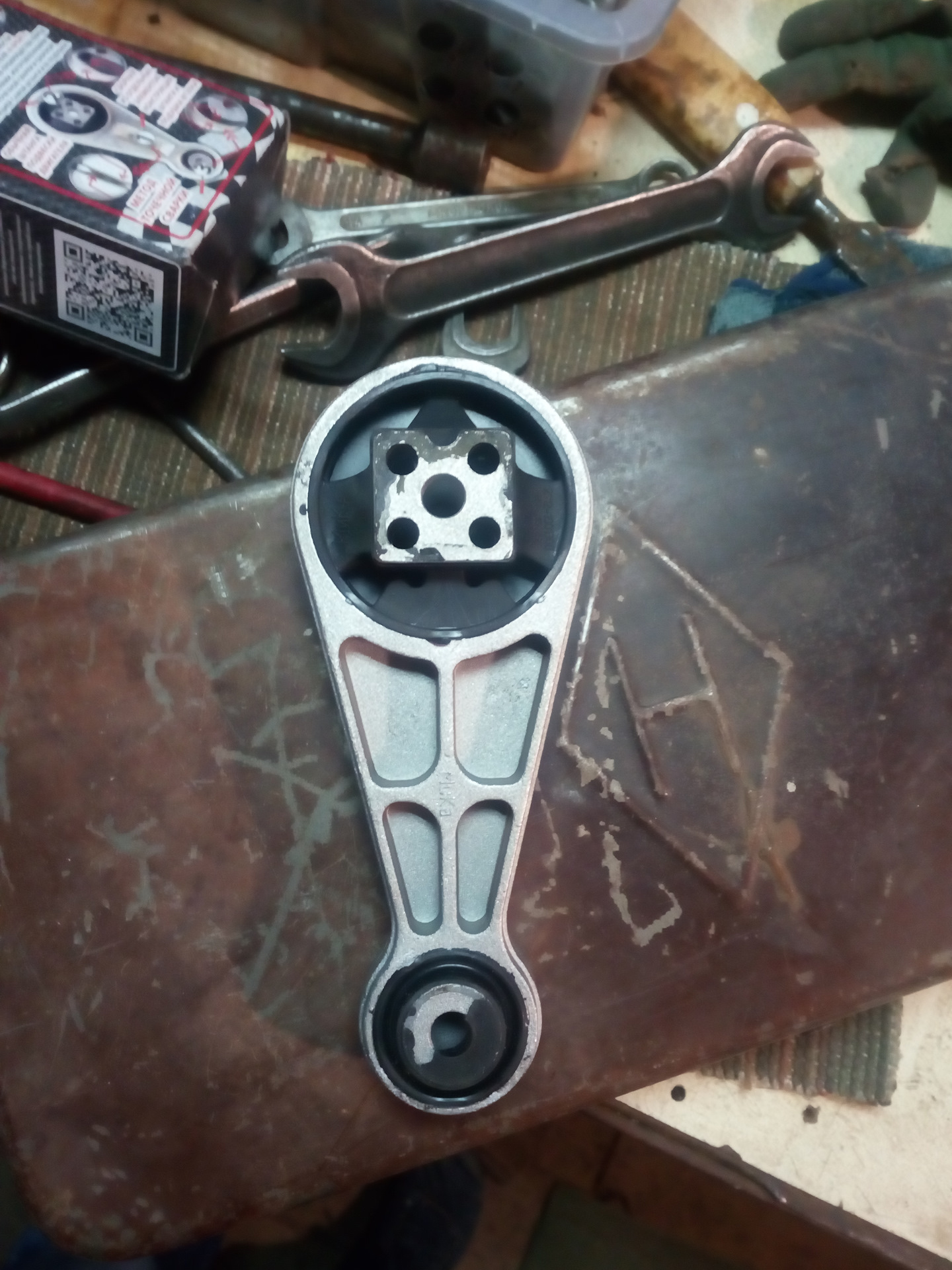 Подушка двигателя 2170 нижняя. Опора нижняя приора 16 клапанов. Опора двигателя задняя приора 16 кл. Подушка двигателя ваз 2170 нижняя. Подушка двигателя приора 2.