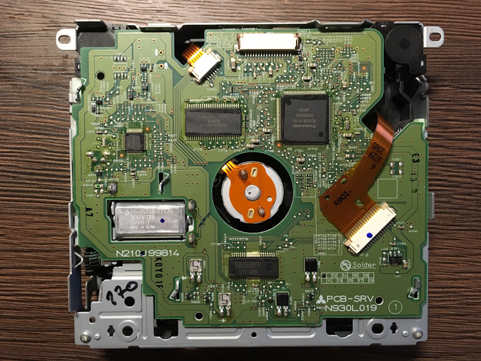 На плате CD привода я обнаружил значок Mitsubishi, полез искать информацию, и выяснил, что Volvo, Chrysler, и Mitsubishi используют в своих магнитолах одни и те же механизмы CD привода. — Volvo C30