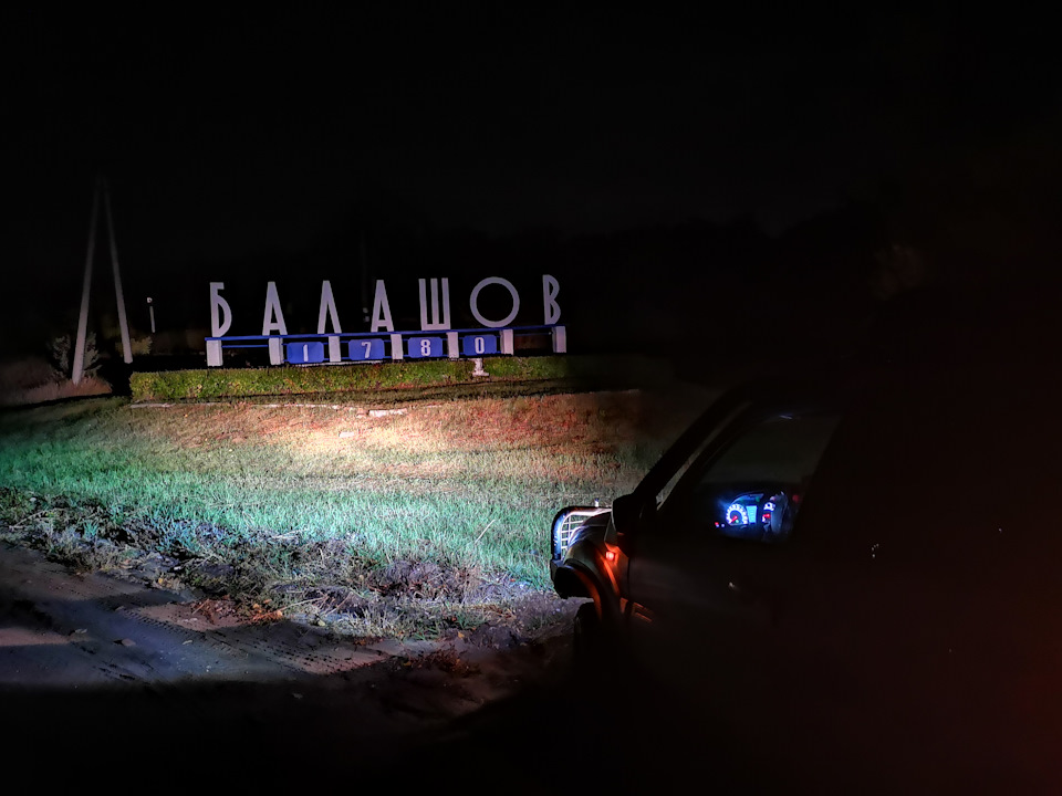 Как поменять лонжерон на ниве шевроле. SKAAAgFqweA 960. Как поменять лонжерон на ниве шевроле фото. Как поменять лонжерон на ниве шевроле-SKAAAgFqweA 960. картинка Как поменять лонжерон на ниве шевроле. картинка SKAAAgFqweA 960. Крымские северные дороги, которые не ремонтировались со времен СССР, все таки дали о себе знать. Еще когда приехал в Оленевку, то обнаружил мелкую трещину в лонжероне под рулевым редуктором, со стороны нижнего болта. Интересно то, что нива не ломается по бездору, прошел весь Новосадовый, покатался по Кавказским горам без единой поломки, а тут на дороге на тебе… По пути из Крыма, с каждым киллометром, трещина росла все больше и больше. Ехал через Джанкой, это единственный большой город по северной трассе Крыма. Решил заехать в город и сделать осмотр машины, поглядеть как там дела с лонжероном да и вообще в целом, так как от таких разбитых дорог можно сломать что угодно. И как оказалось заехал не зря. Залез под машину и обнаружил, что нижний кронштейн тяги панары начало отрывать,