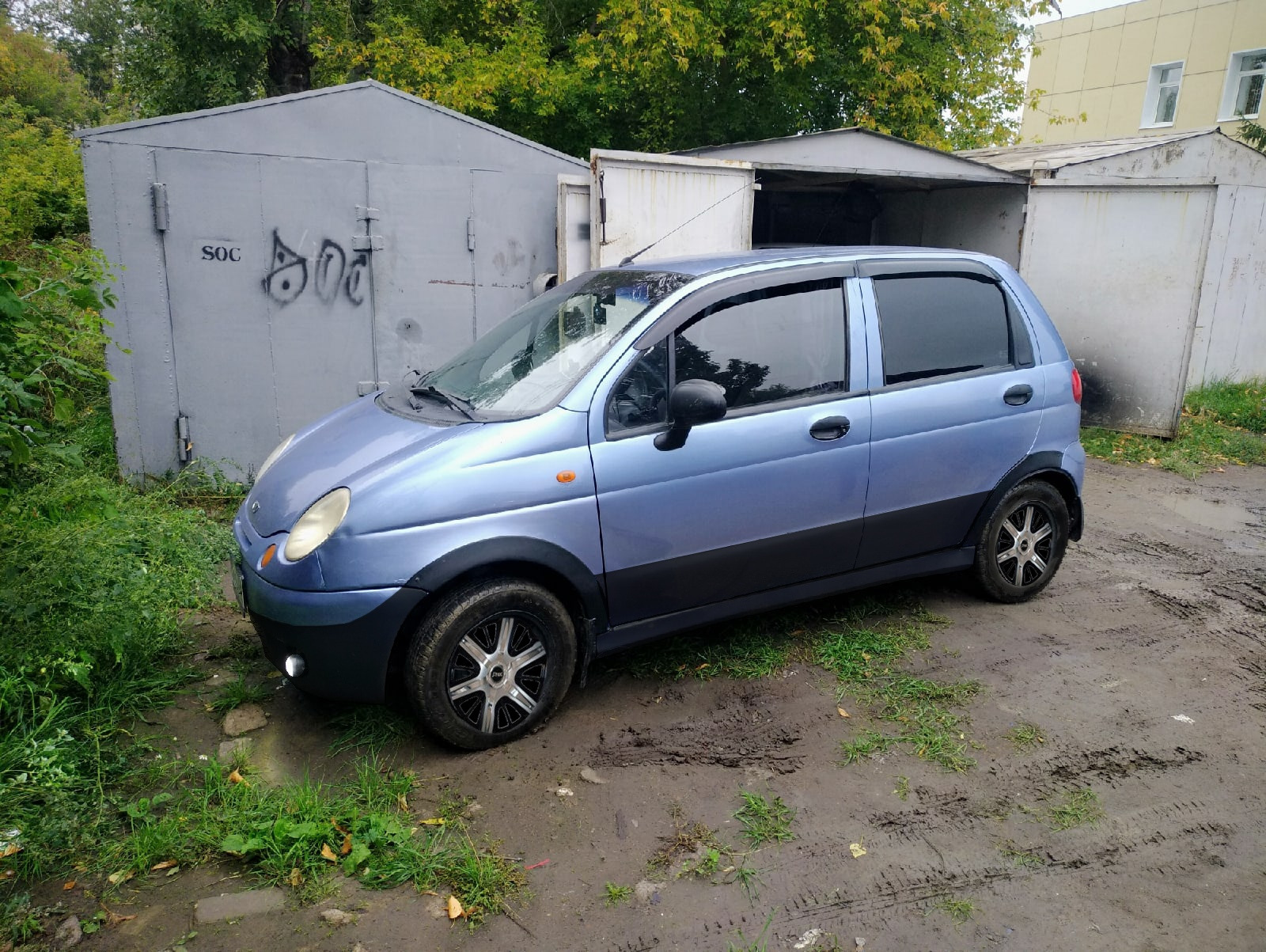 Накладки на двери дэу матиз. Накладка арок Daewoo Matiz. Накладки на арки Дэу Матиз. Накладки на колесные арки Матиз. Matiz m100 сзади.