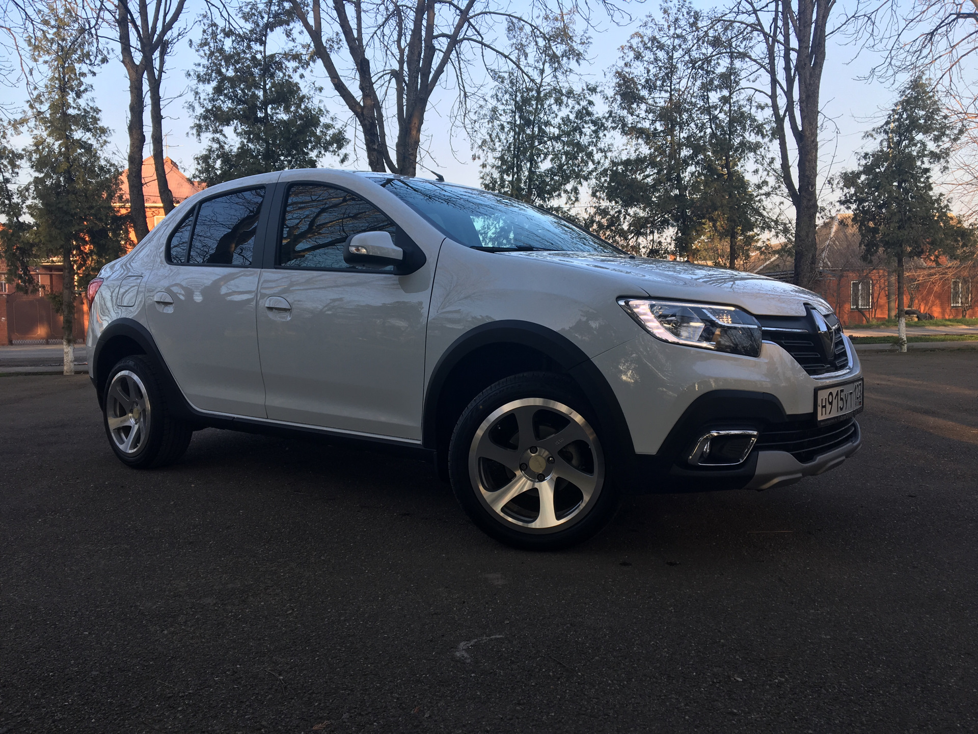 Renault logan stepway диски. Рено Логан степвей 18 колеса. Logan Stepway диски r17. Renault Logan Stepway диски 16. Логан степвей r17.