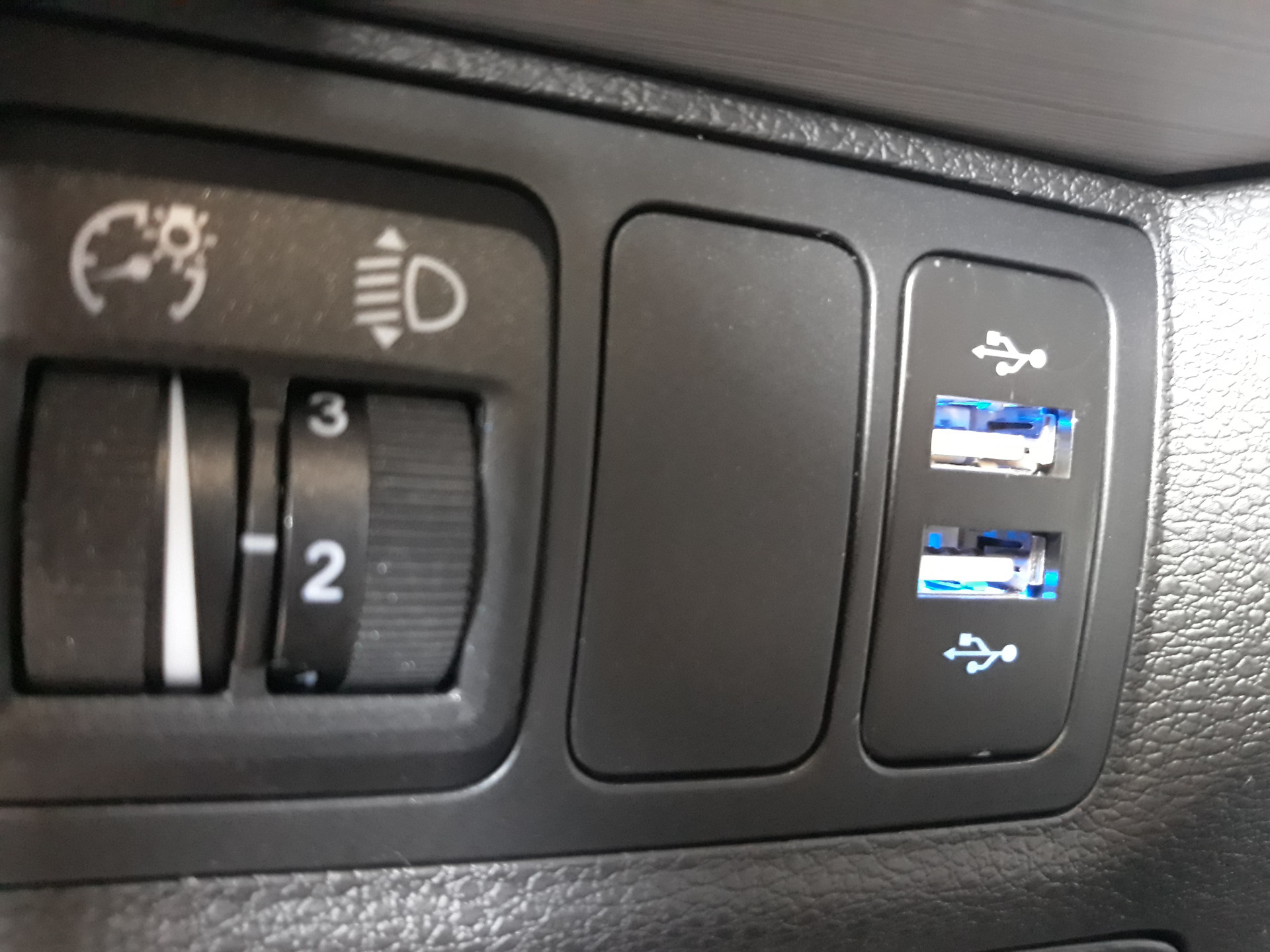 Джили атлас флешка. Разъем на Geely Atlas USB. Юсб разъем в Джилли атлас. USB разъем в подлокотнике Джили атлас. Заглушка кнопки Geely Atlas.