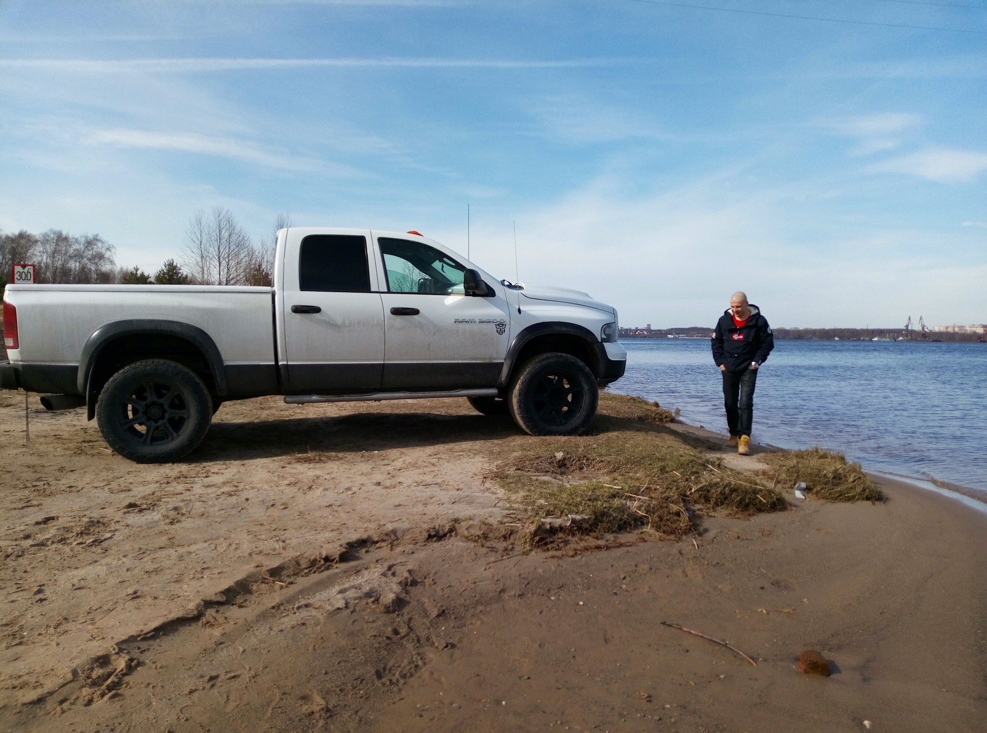 Ram не зови меня. Isuzu d-Max at35. Исузу Арктик трак. Тойота тундра Лонг. Toyota Tundra Flatbed.