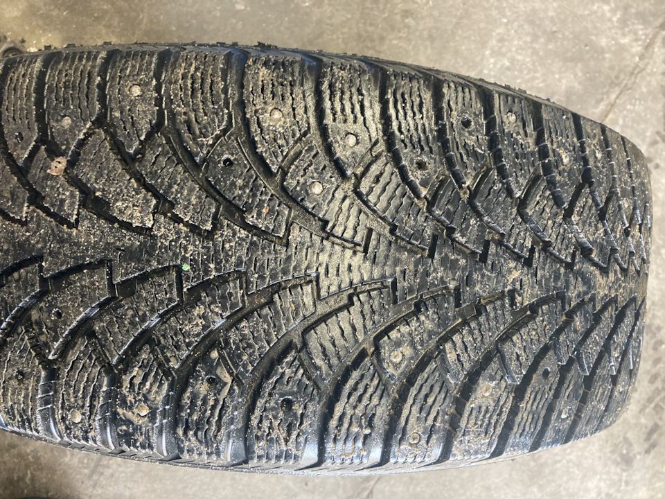 Шины зимние шипованные Nokian 235/55 R17 на Audi Q3 (1G), Volvo XC70 ...