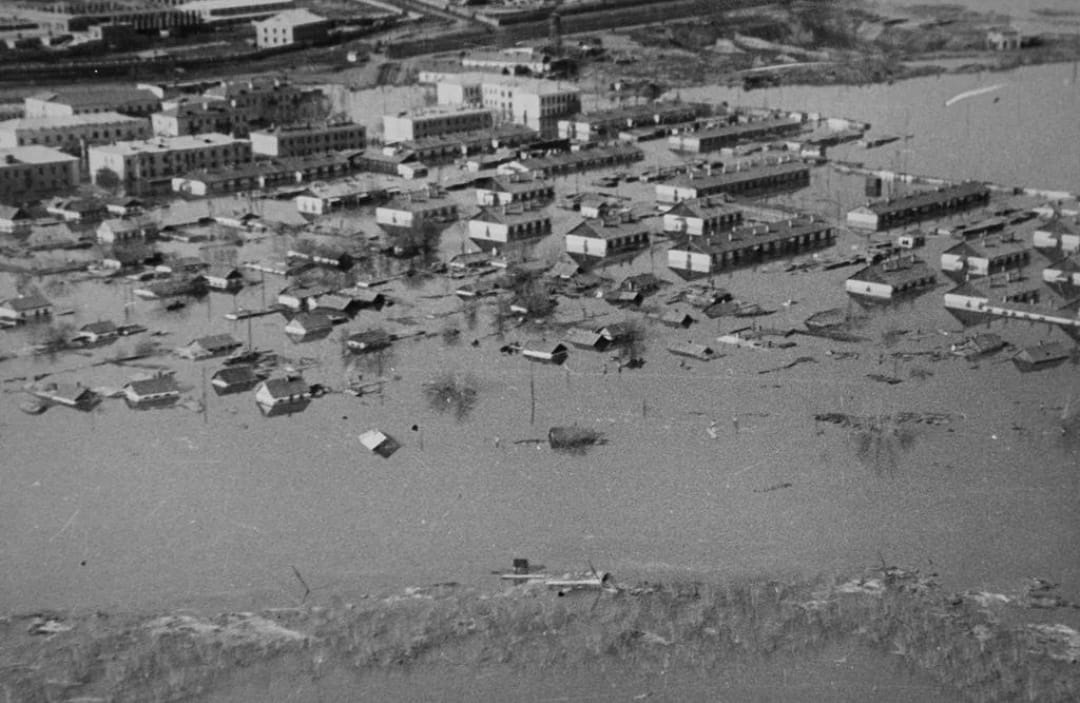 Какие улицы затопило в старом городе орска. Орск 1957 наводнение в Орске. Наводнение в Орске в 1957. Орск наводнение 1942 года. Орск старый город наводнение.