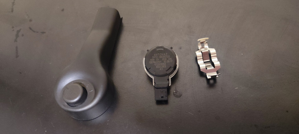 28535-5PA0B Датчик дождя, 21700382512000 Накладка датчика дождя с регулятором чувствительности — Lada Гранта Лифтбек (2G). Запчасти на фото: 285355PA0B, 21700382512000