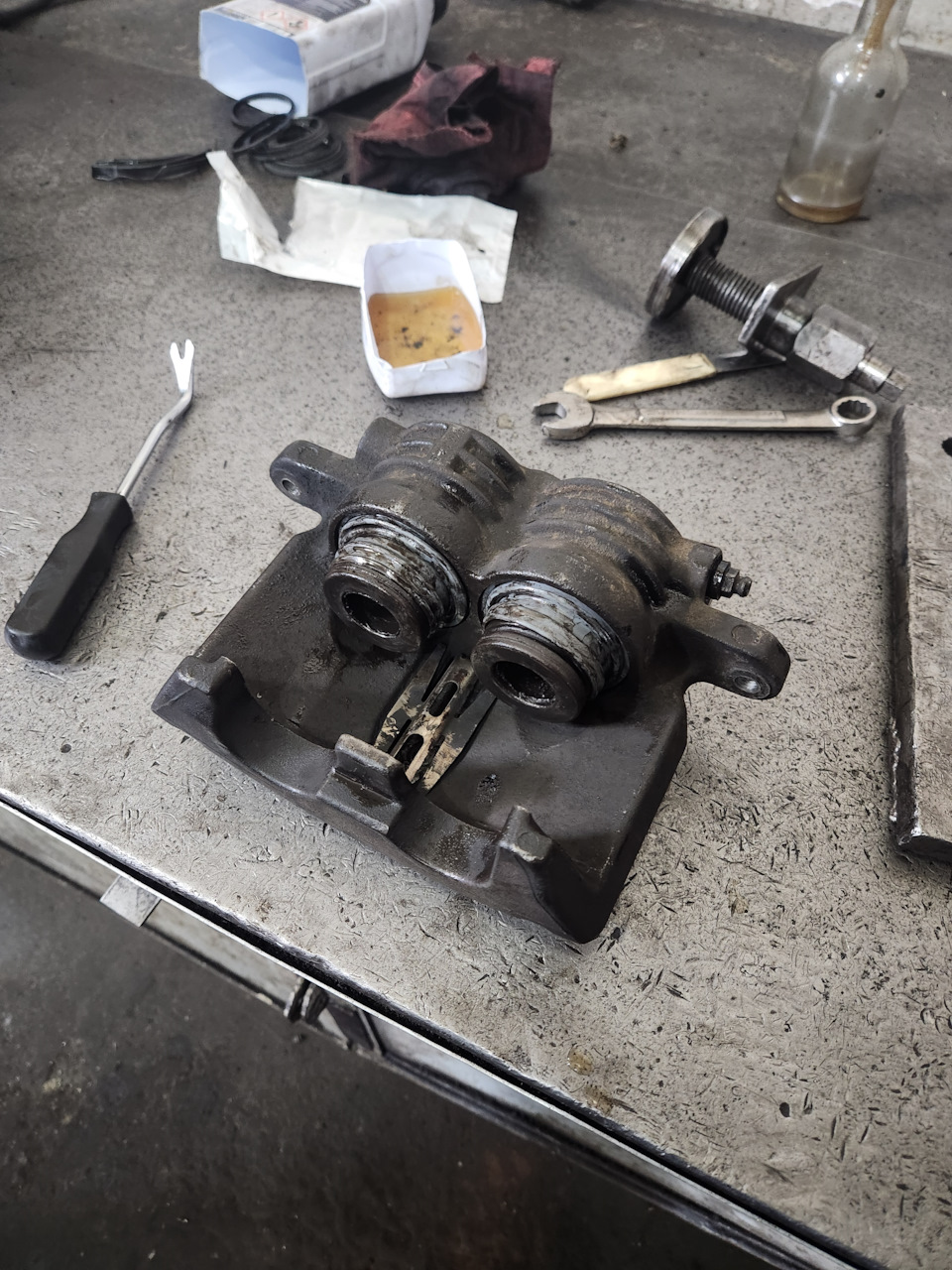 Неисправность тормосного суппорта. Тормозной трубки и жидкость на ...