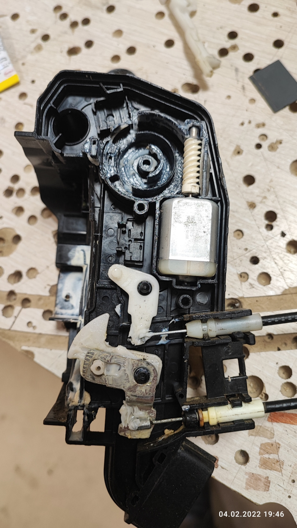 Замок в разобранном виде — Nissan X-Trail II (t31)