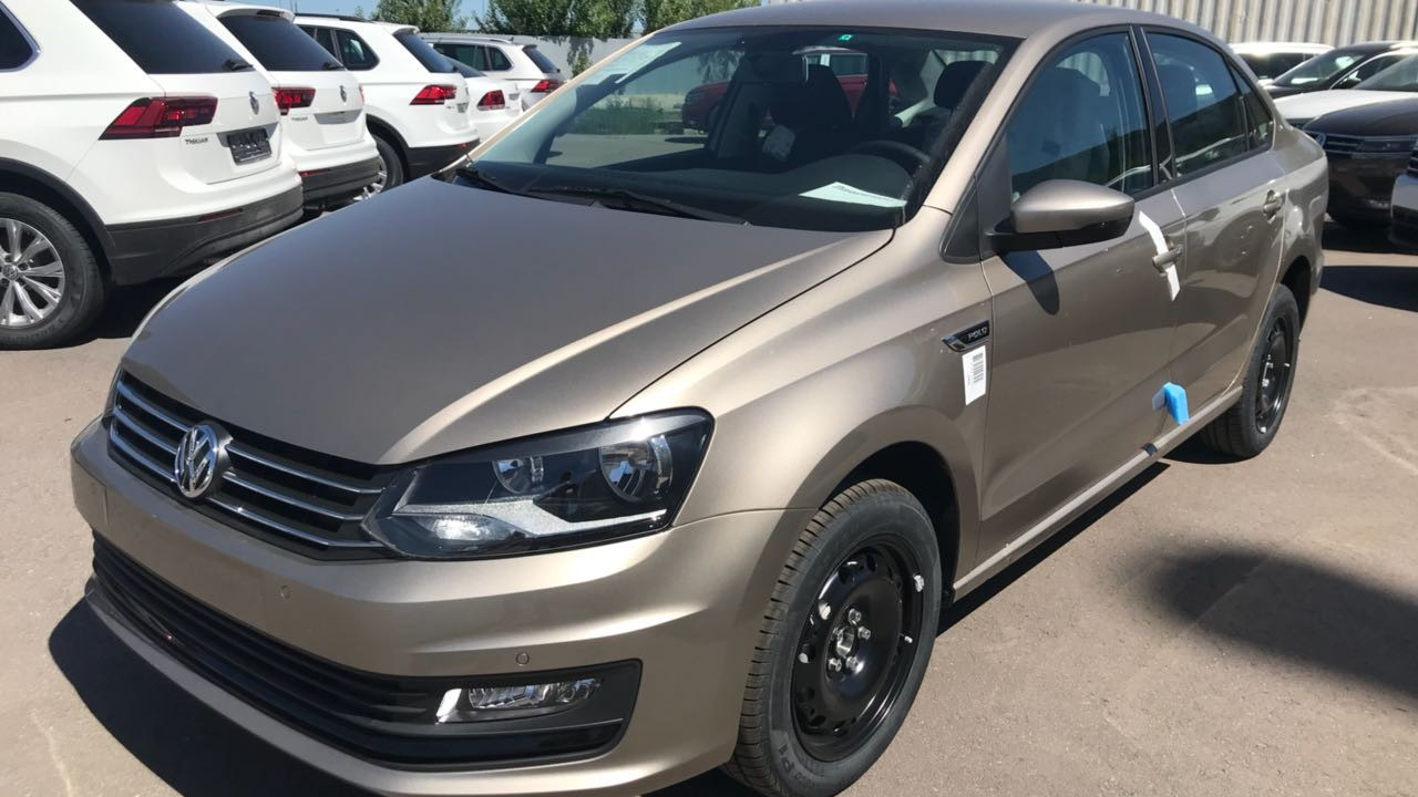 VW Polo sedan серый