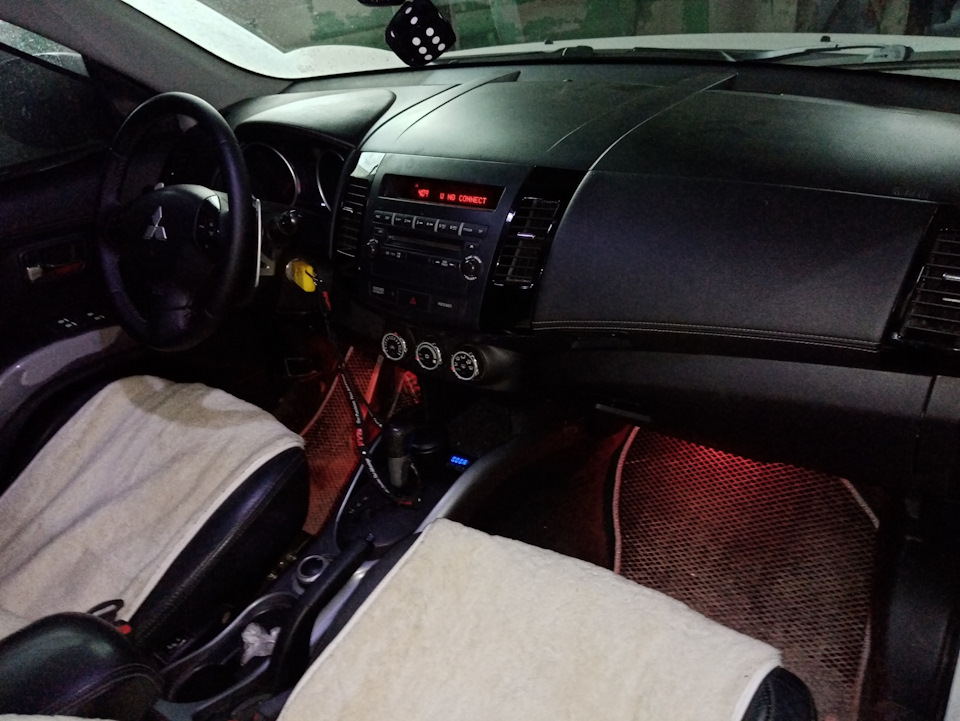 Подсветка ног — Mitsubishi Outlander XL, 2 л, 2010 года | аксессуары ...