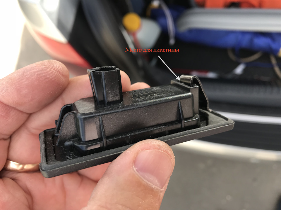 Неаккуратно снял плафон подсветки номер знака — Volkswagen Polo Sedan ...