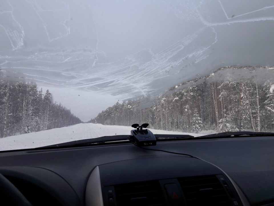Тонировка зимой. Салон машины заснеженное лобовое. Вид из лобового стекла автомобиля зимой. Лобовое стекло на дороге снег. Вид из лобового стекла Карелия.