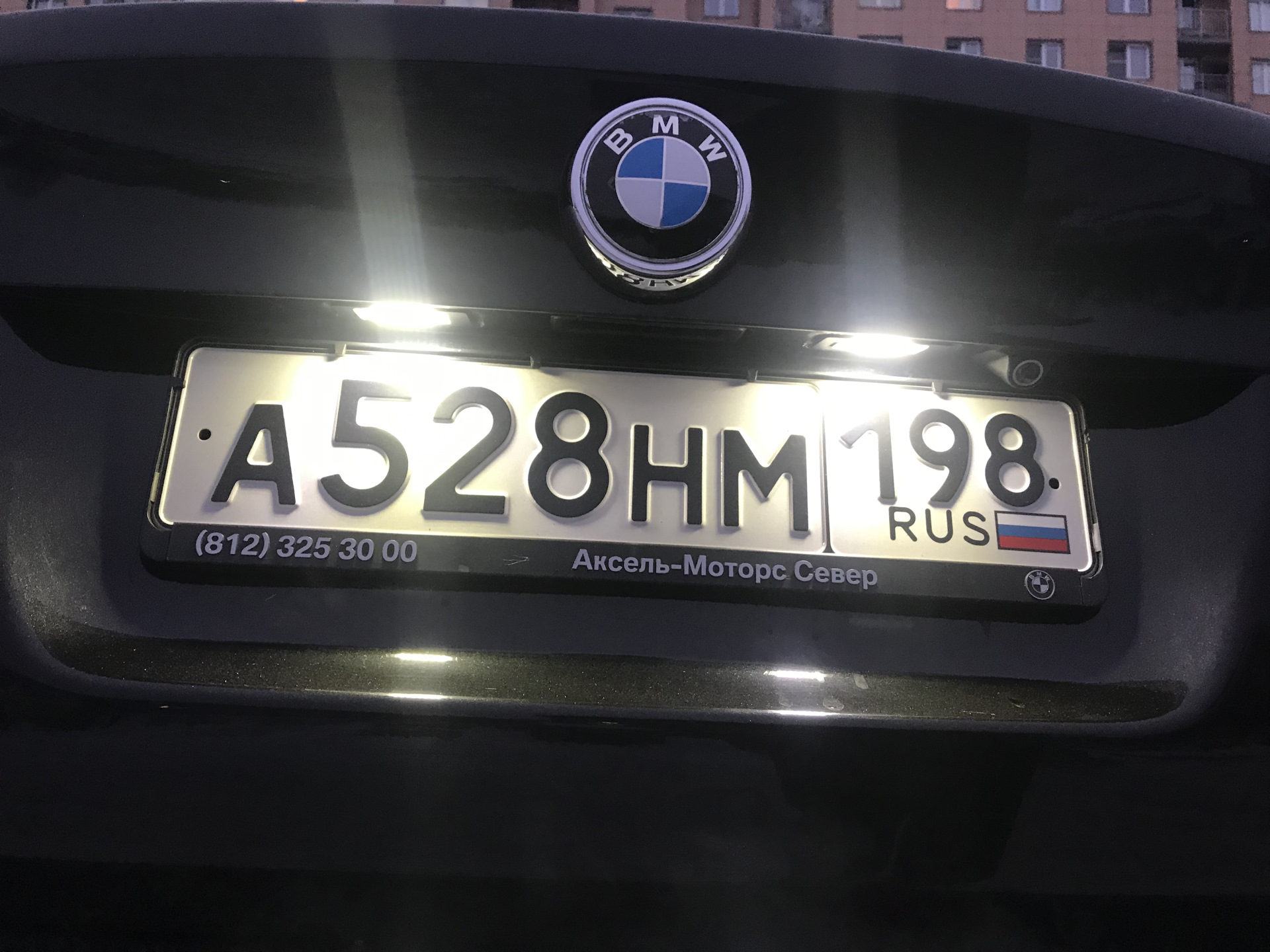 Регион санкт петербурга номер 52. BMW 1 подсветка номера. Номера на БМВ а305аа. BMW С номерами Питер. Номера на БМВ 3005.