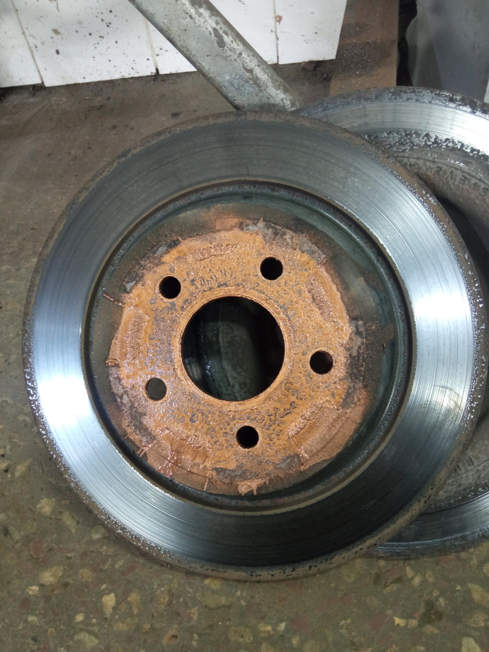 Задние тормозные диски и колодки Brembo — Ford Kuga (2G), 2,5 л, 2017 ...