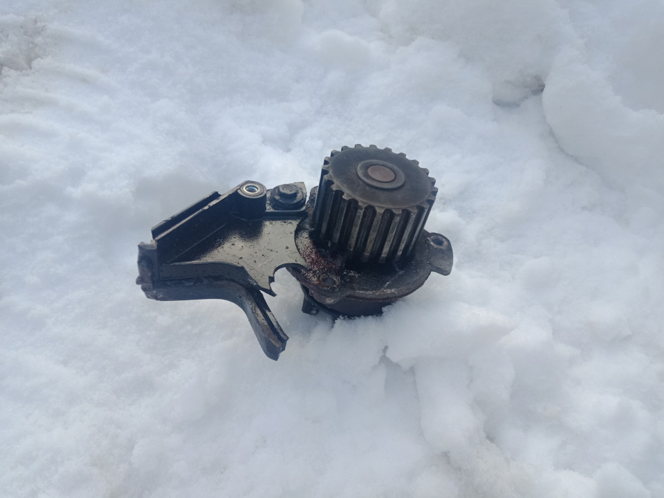 Потекла помпа. — Lada Приора хэтчбек, 1,6 л, 2009 года | поломка | DRIVE2