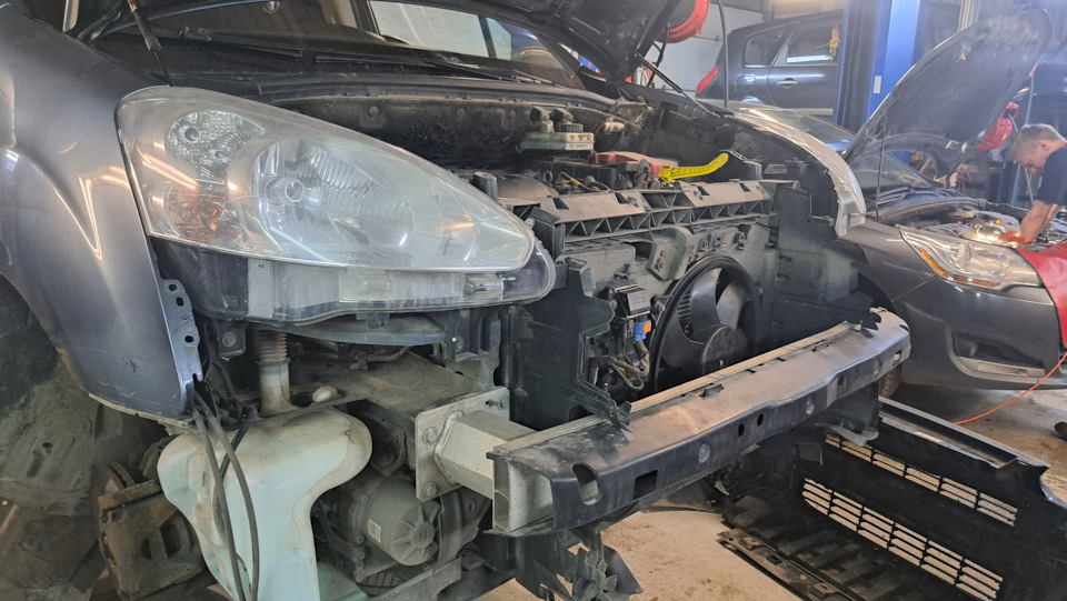 Сломался вентилятор охлаждения и ставим сетку меняя снова радиатор ...