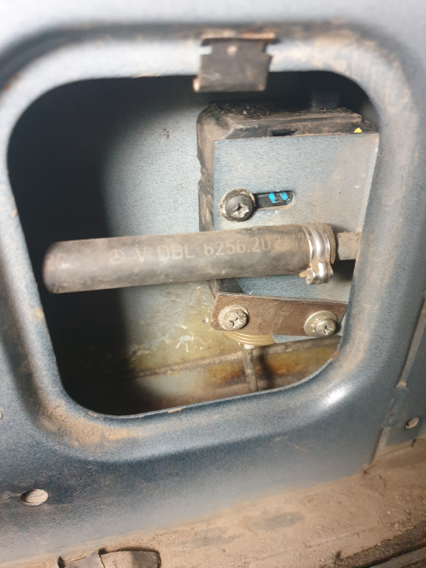 Замена активатора замка двери/лючка бензобака. — Mercedes-Benz G-Class ...