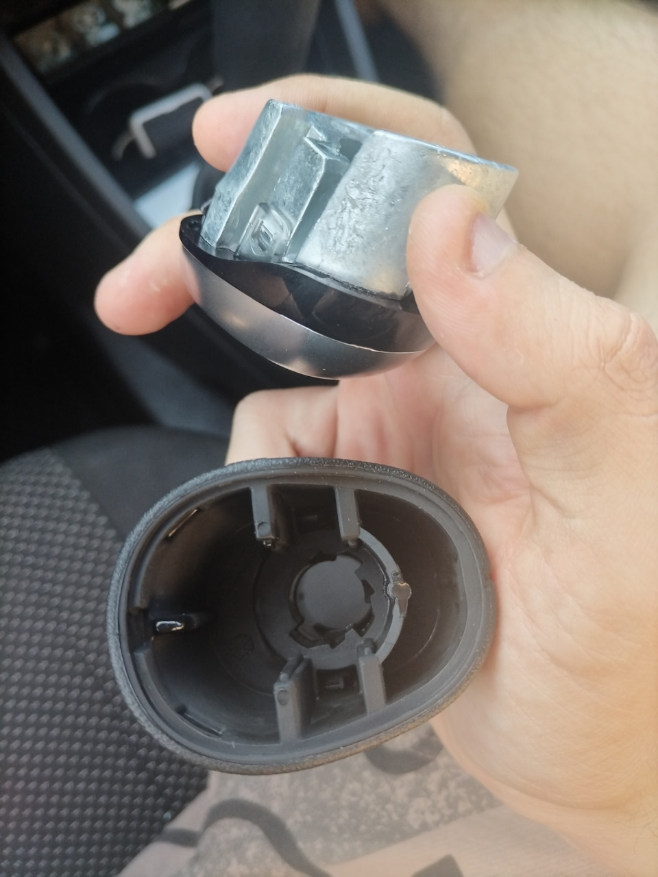 Две части новой ручки — Lada XRAY