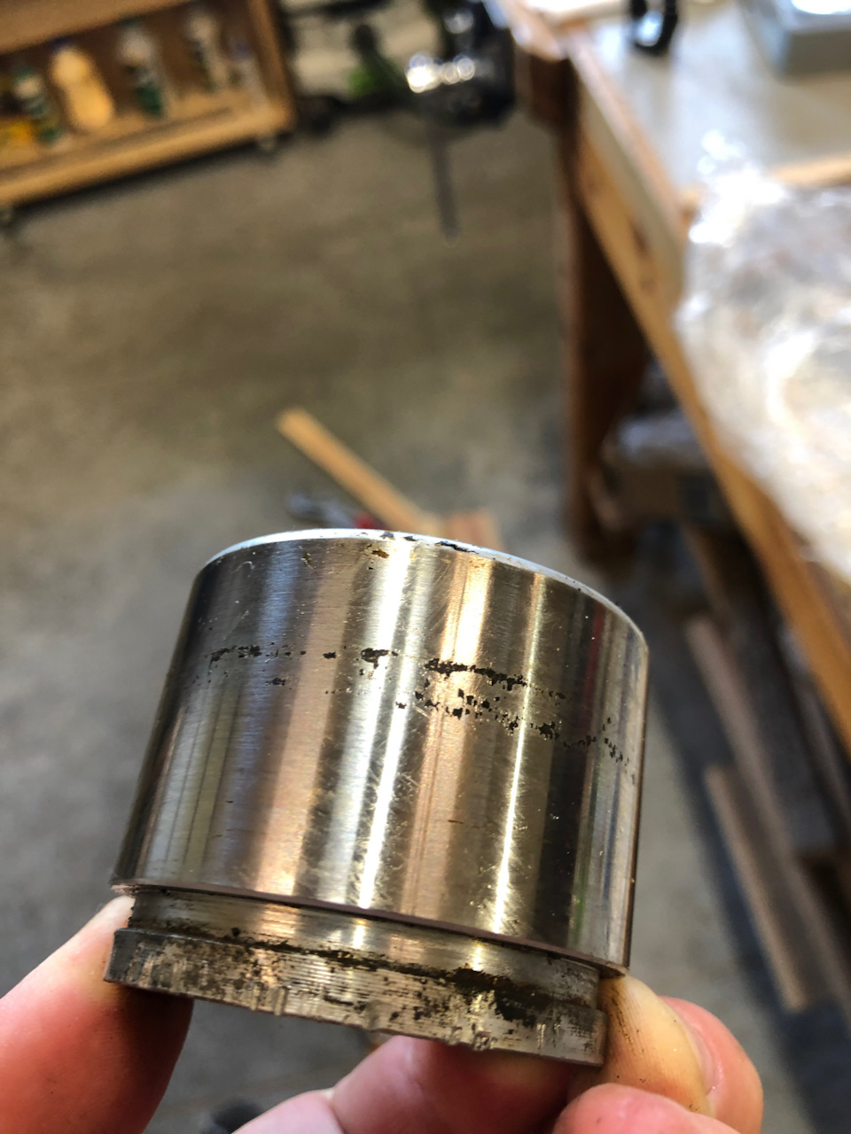 А вот это я уже поршень достал, он немного порыжеть успел — Toyota Crown (S120)